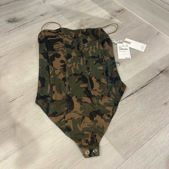 Good American Leaf CAMO001 NWT Printed Mesh Corset Bodysuit with snaps. - Picture 4 of 15